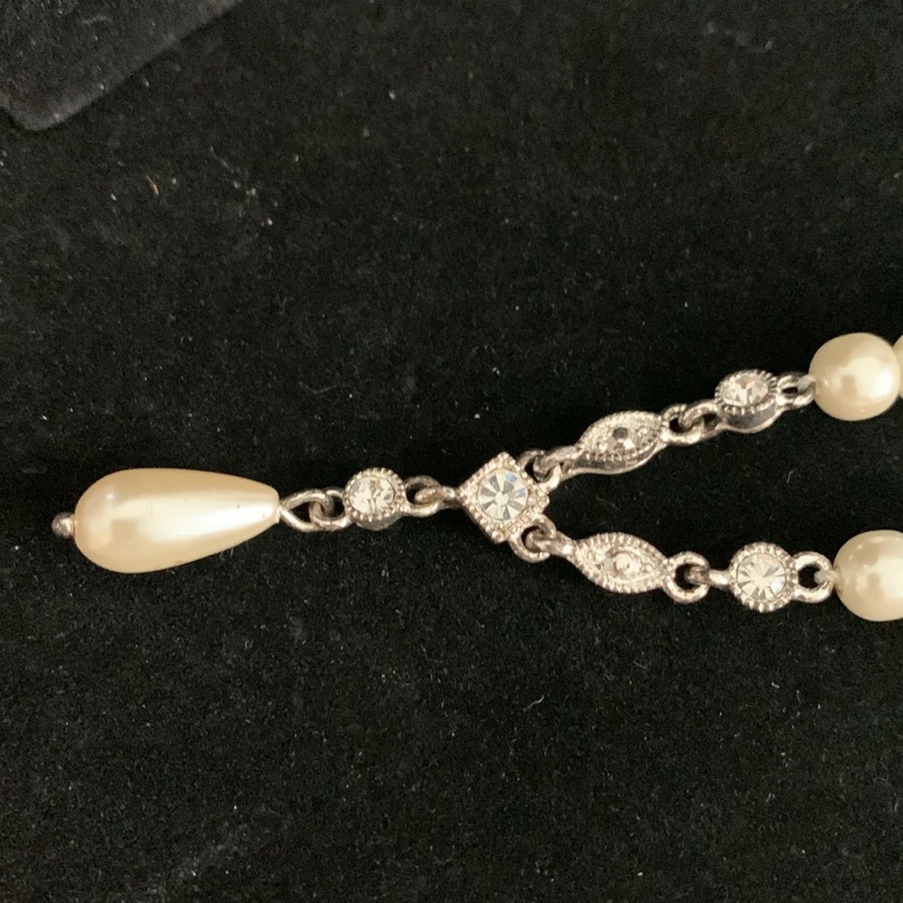 Two faux pearl necklaces - 1 vint goldtone floral 13” & 1 silvertone modern 18” - Picture 5 of 8